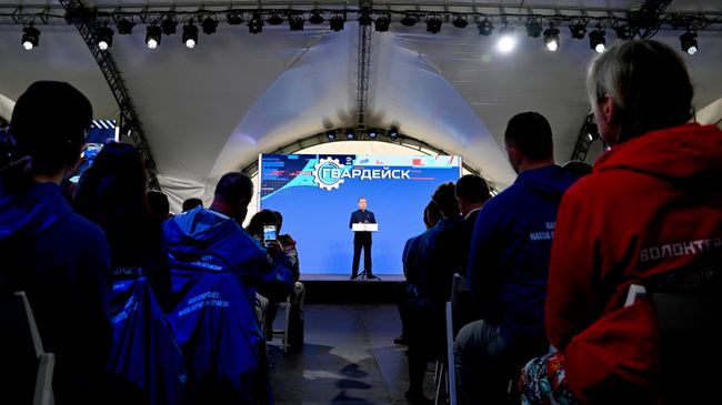 Председатель партии Единая Россия Дмитрий Медведев на встрече с участниками молодежного форума Гвардейск