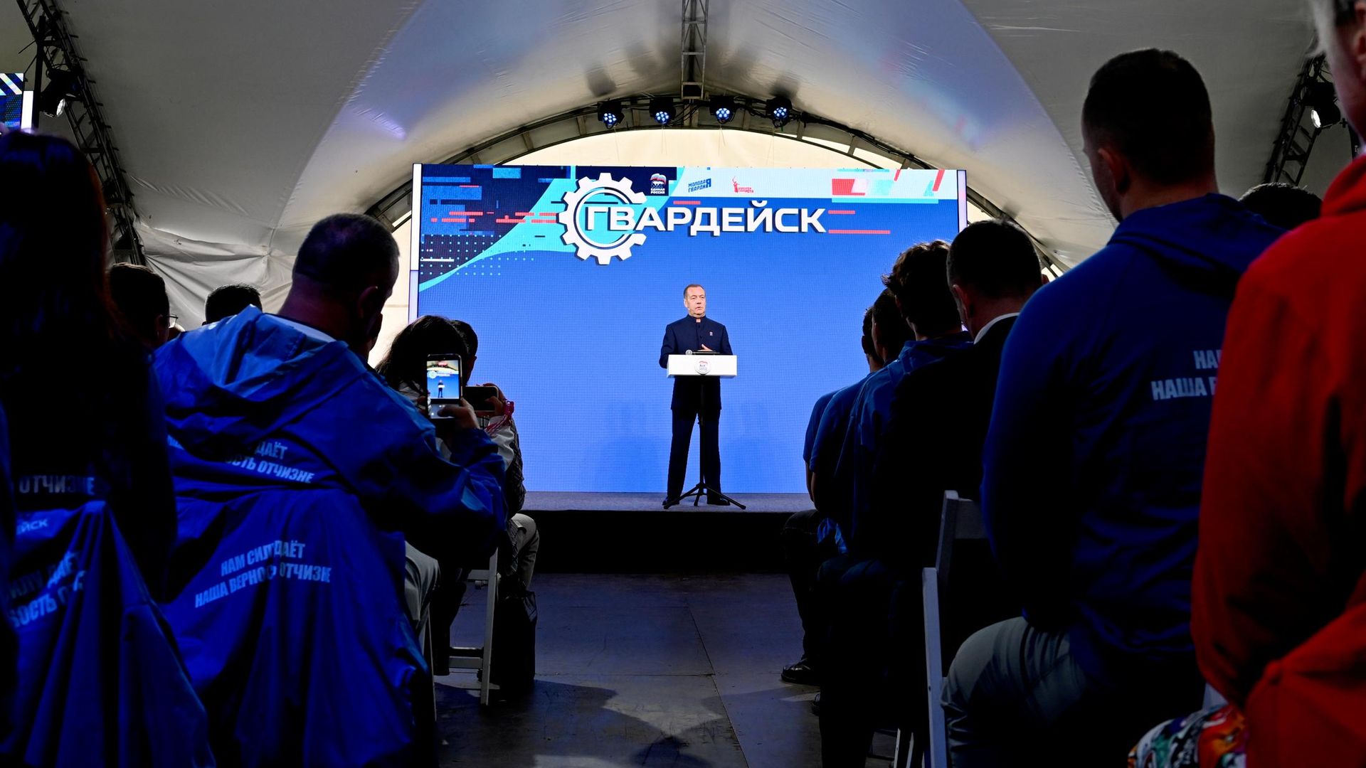 Председатель партии Единая Россия Дмитрий Медведев выступает на встрече руководства Единой России с участниками молодежного палаточного форума Гвардейск - РИА Новости, 1920, 30.07.2026