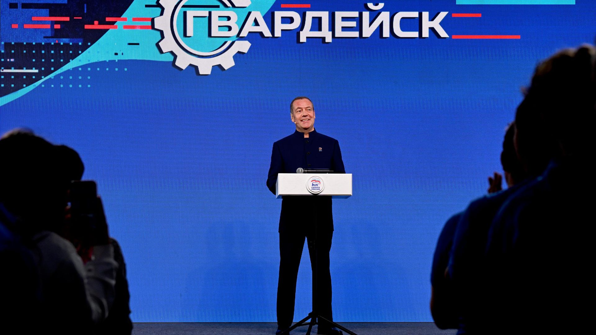 Председатель партии Единая Россия Дмитрий Медведев выступает на встрече руководства Единой России с участниками молодежного палаточного форума Гвардейск Председатель партии Единая Россия Дмитрий Медведев выступает на встрече руководства Единой России с участниками молодежного палаточного форума Гвардейск - РИА Новости, 1920, 30.07.2026