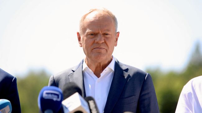 Премьер-министр Польши Дональд Туск общается с журналистами на месте падения неизвестного объекта в районе деревни Тарнава-Колония