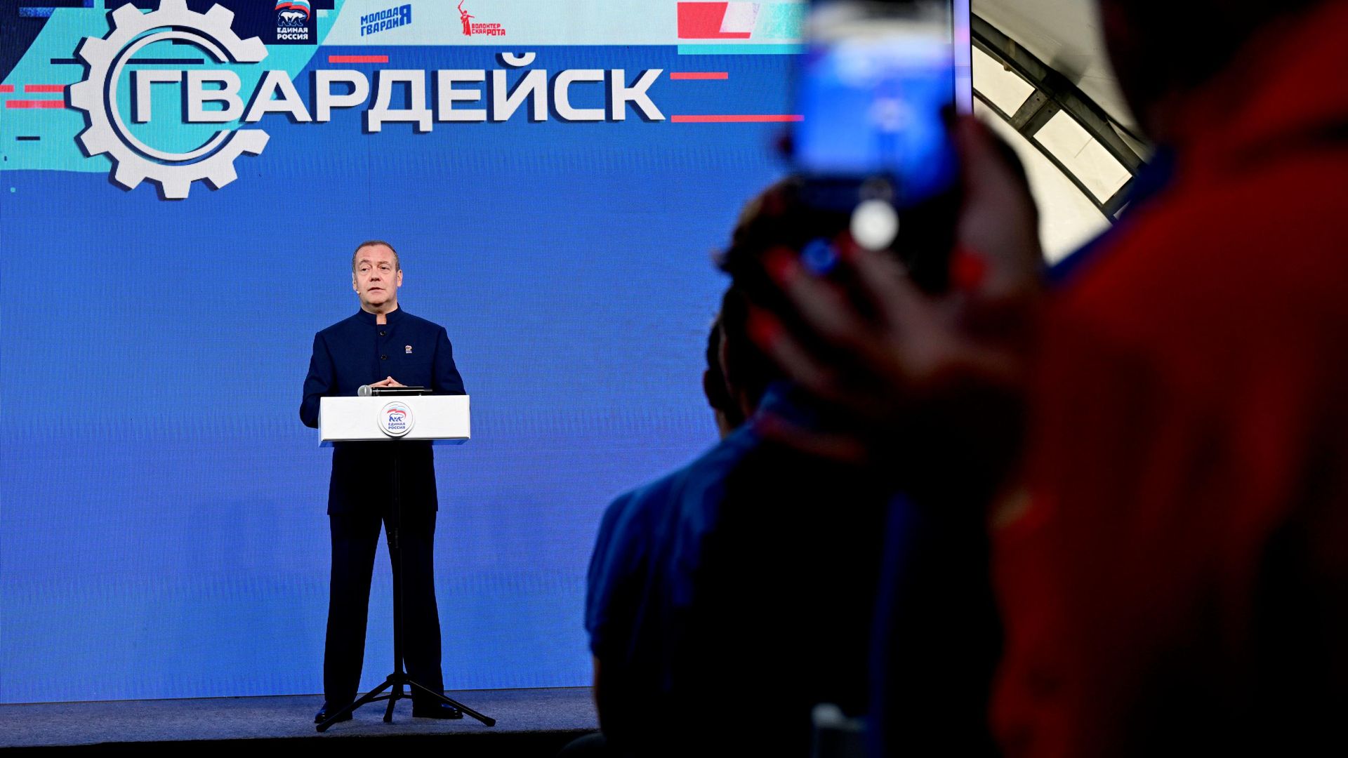 Заместитель председателя Совета безопасности России, председатель партии Единая Россия Дмитрий Медведев на встрече руководства партии с участниками молодежного палаточного форума Гвардейск Заместитель председателя Совета безопасности России, председатель партии Единая Россия Дмитрий Медведев на встрече руководства партии с участниками молодежного палаточного форума Гвардейск - РИА Новости, 1920, 30.07.2026