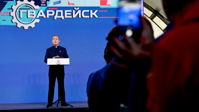 Заместитель председателя Совета безопасности РФ, председатель партии Единая Россия Дмитрий Медведев на встрече руководства Единой России с участниками молодежного палаточного форума Гвардейск