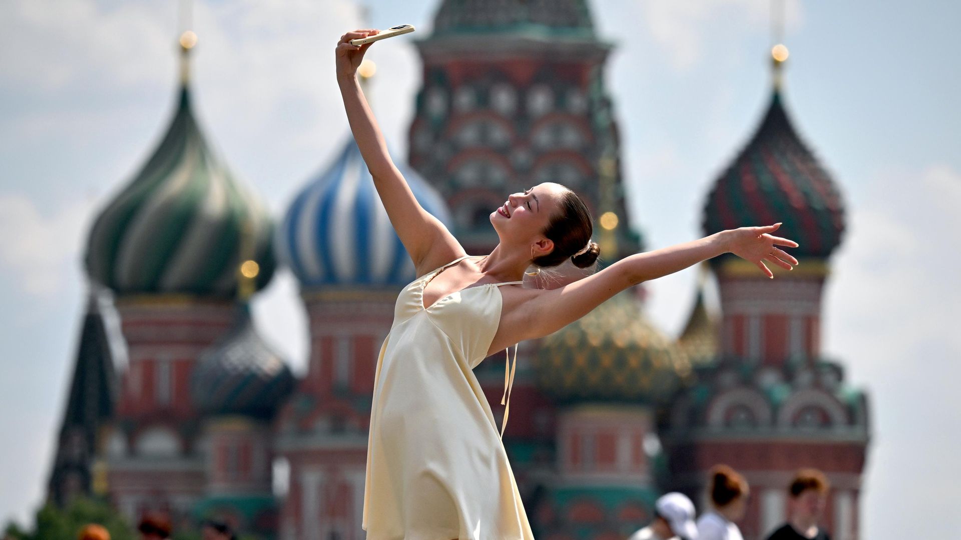 Девушка на Красной площади в Москве Девушка на Красной площади в Москве - РИА Новости, 1920, 02.08.2026