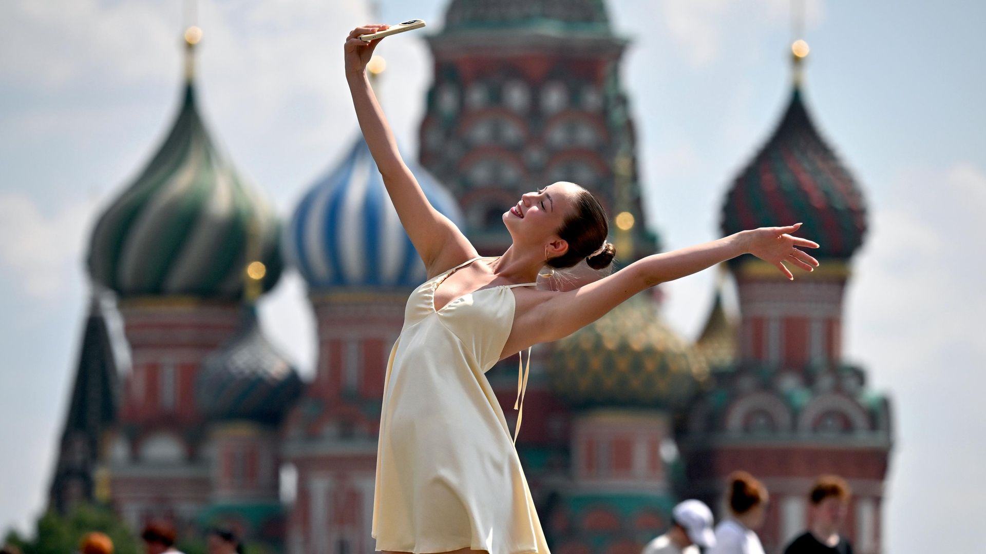 Девушка на Красной площади в Москве Девушка на Красной площади в Москве - РИА Новости, 1920, 31.07.2026