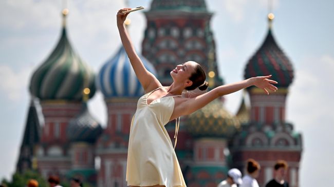 Девушка на Красной площади в Москве