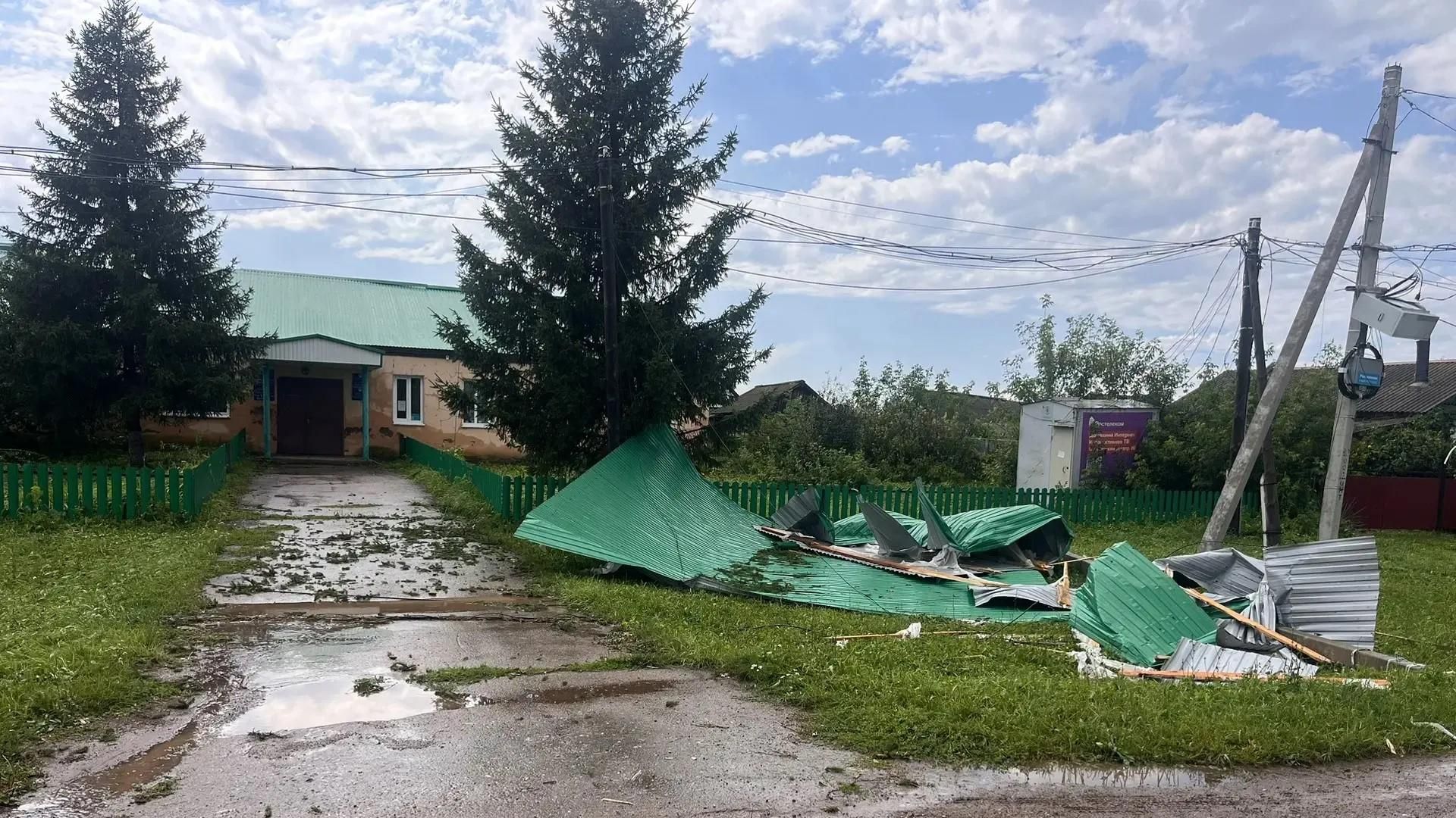 Последствия сильного ветра в деревне Нижние Каргалы в Башкирии Последствия сильного ветра в деревне Нижние Каргалы в Башкирии - РИА Новости, 1920, 30.07.2026