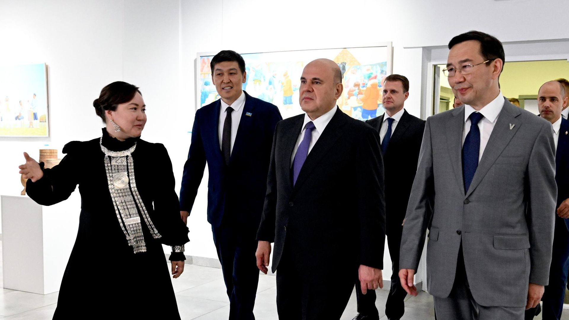 Председатель правительства РФ Михаил Мишустин и глава Республики Саха (Якутия) Айсен Николаев во время посещения креативного кластера Квартал труда в Якутске. 31 июля 2026 - РИА Новости, 1920, 31.07.2026