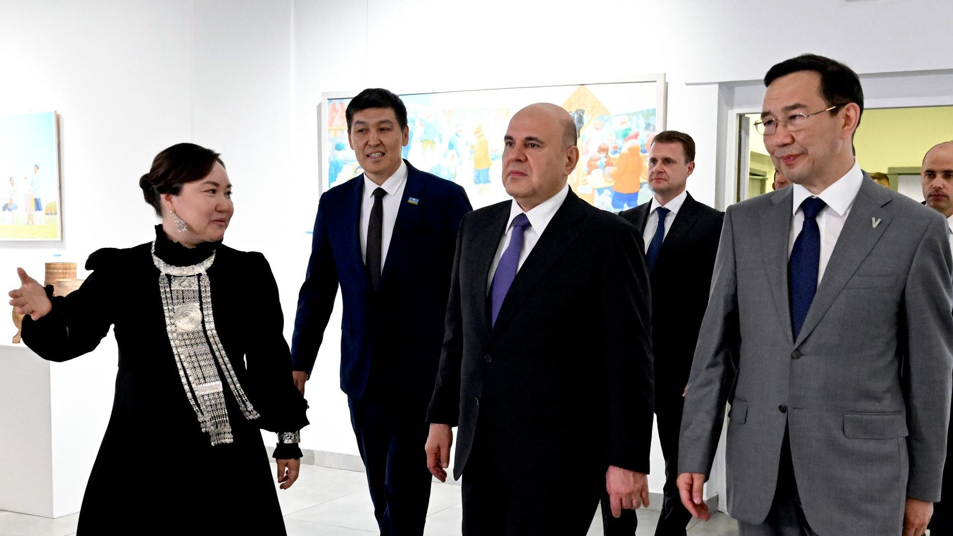 Председатель правительства РФ Михаил Мишустин и глава Республики Саха (Якутия) Айсен Николаев во время посещения креативного кластера Квартал труда в Якутске. 31 июля 2026 Председатель правительства РФ Михаил Мишустин и глава Республики Саха (Якутия) Айсен Николаев во время посещения креативного кластера Квартал труда в Якутске. 31 июля 2026 - РИА Новости, 1920, 31.07.2026