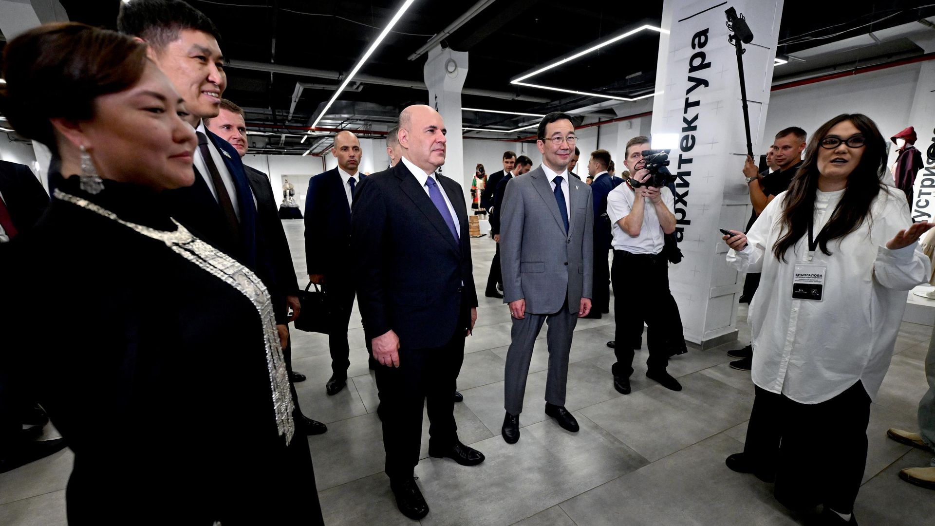 Председатель правительства РФ Михаил Мишустин и глава Республики Саха (Якутия) Айсен Николаев во время посещения креативного кластера Квартал труда в Якутске. 31 июля 2026 - РИА Новости, 1920, 31.07.2026