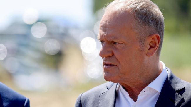 Премьер-министр Польши Дональд Туск общается с журналистами в районе падения неизвестного объекта около деревни Тарнава-Колония