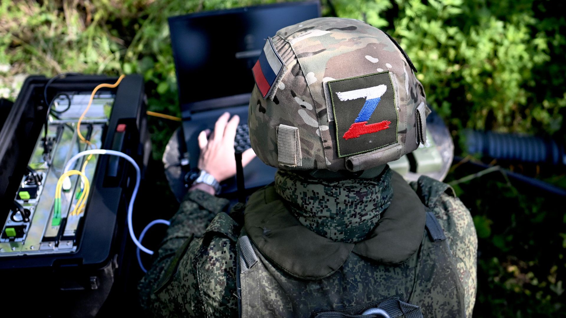 Военнослужащий подразделения войск связи в зоне СВО Военнослужащий подразделения войск связи в зоне СВО - РИА Новости, 1920, 14.10.2026
