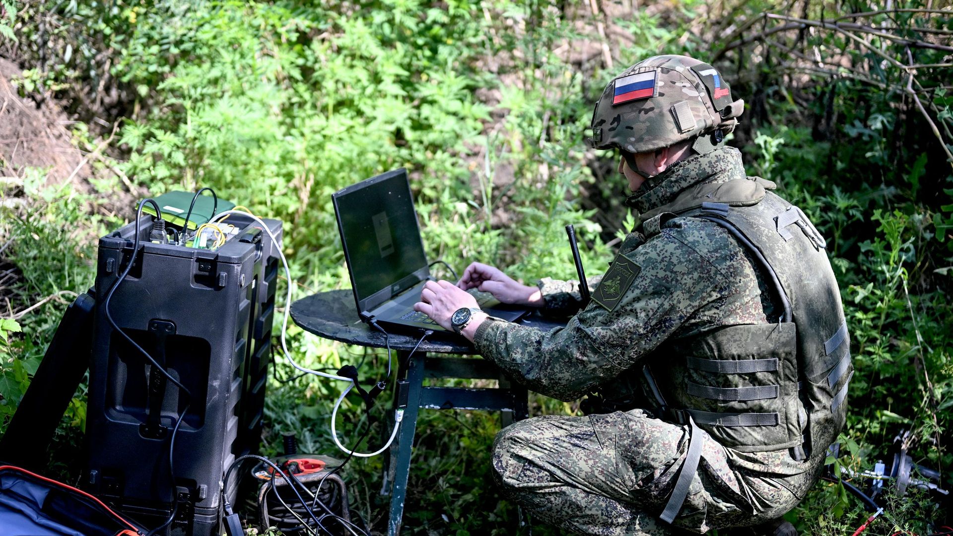 Военнослужащий подразделения войск связи в зоне СВО Военнослужащий подразделения войск связи в зоне СВО - РИА Новости, 1920, 13.08.2026