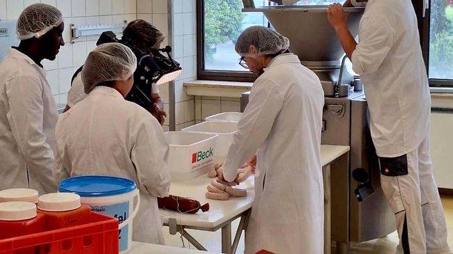 Студенты университета в Кульбахе демонстрируют баварские белые колбаски с добавлением мучных червей