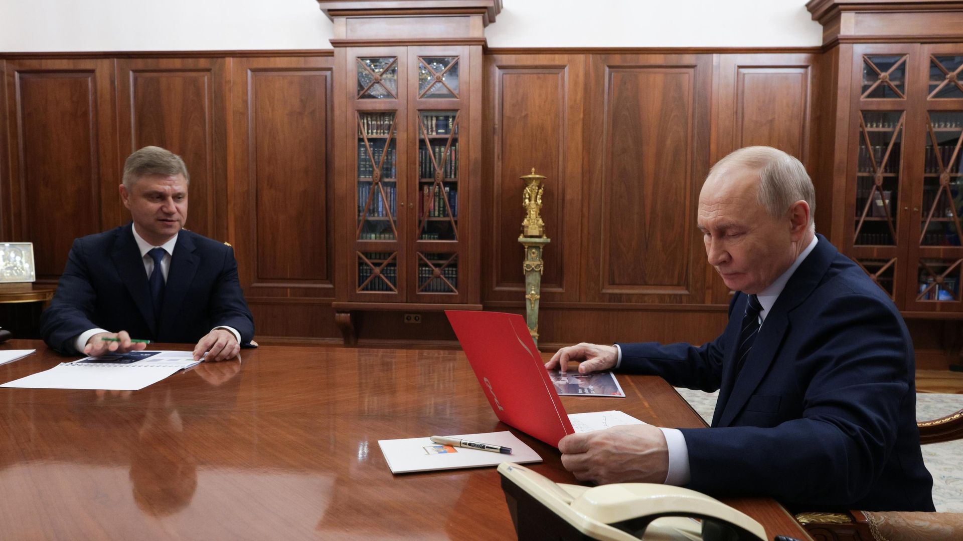 Президент России Владимир Путин и генеральный директор - председатель правления ОАО РЖД Олег Белозеров во время встречи Президент России Владимир Путин и генеральный директор - председатель правления ОАО РЖД Олег Белозеров во время встречи - РИА Новости, 1920, 31.07.2026