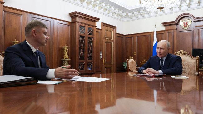 Президент России Владимир Путин и генеральный директор - председатель правления ОАО РЖД Олег Белозеров во время встречи