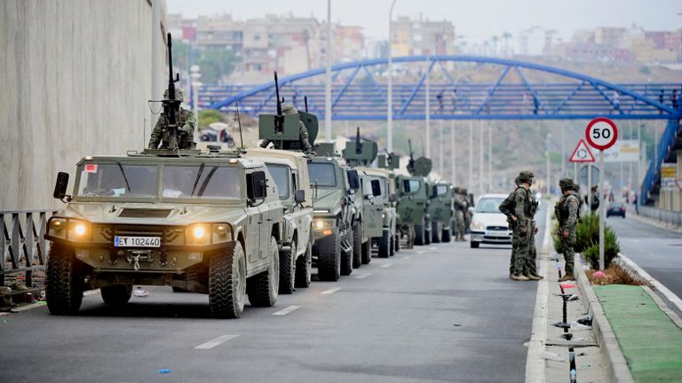 Колонна военной техники в испанской Сеуте Колонна военной техники в испанской Сеуте