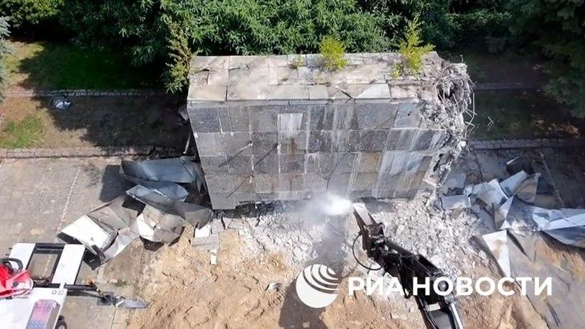 Снос памятника советским воинам в Пыжицах, Польша. Кадр трансляции Снос памятника советским воинам в Пыжицах, Польша. Кадр трансляции - РИА Новости, 1920, 31.07.2026
