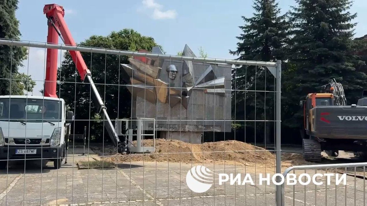 Снос памятника советским воинам в Пыжицах, Польша Снос памятника советским воинам в Пыжицах, Польша - РИА Новости, 1920, 06.08.2026