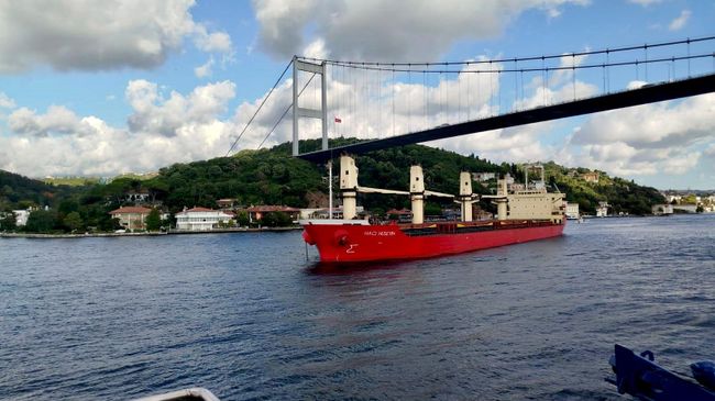 Сухогруз Hacı Hüseyin в Босфорском проливе