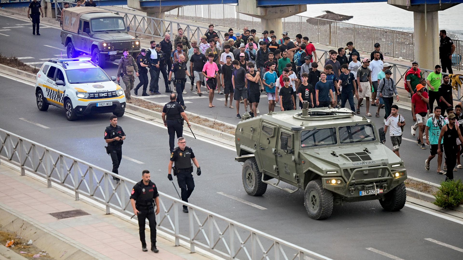 Испанские военнослужащие и полицейские сопровождают нелегальных мигрантов к границе с Марокко Испанские военнослужащие и полицейские сопровождают нелегальных мигрантов к границе с Марокко - РИА Новости, 1920, 01.08.2026