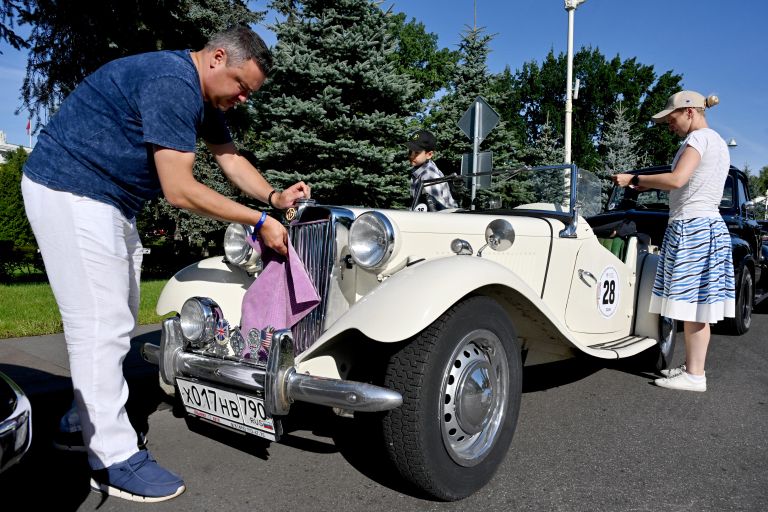 Подготовка автомобиля MG T-type 1952 года выпуска перед стартом финала Кубка Москвы по историческому ралли Подготовка автомобиля MG T-type 1952 года выпуска перед стартом финала Кубка Москвы по историческому ралли