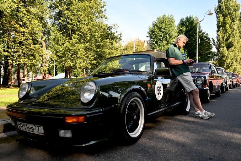 Автомобиль Porsche 911S Targa перед стартом финала Кубка Москвы по историческому ралли Автомобиль Porsche 911S Targa перед стартом финала Кубка Москвы по историческому ралли