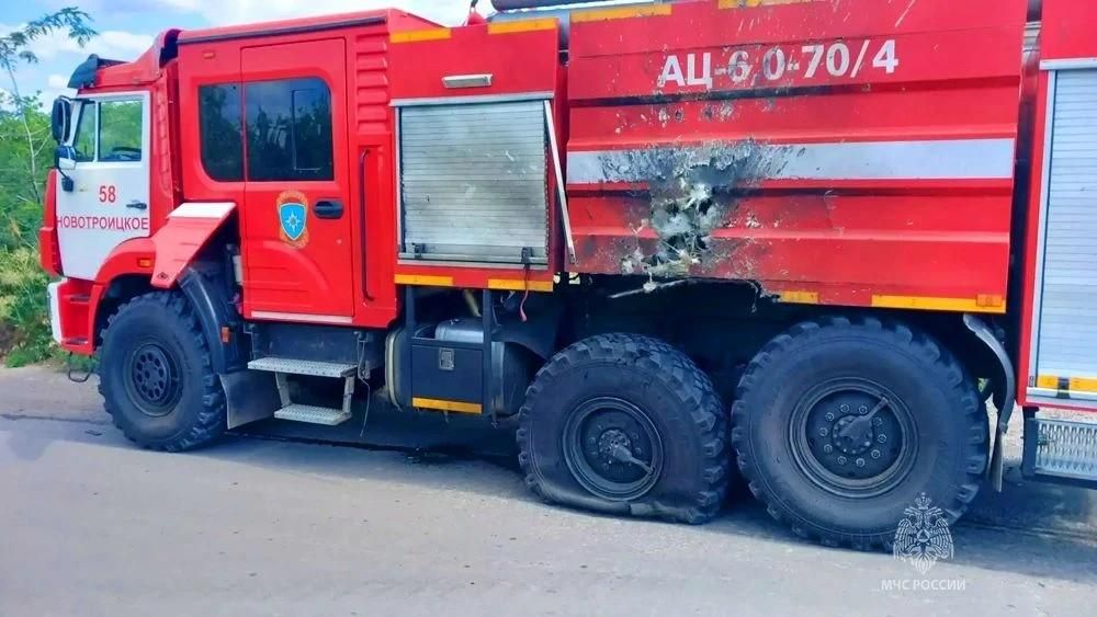 Последствия атаки украинского БПЛА на пожарный автомобиль в ДНР - РИА Новости, 1920, 01.08.2026