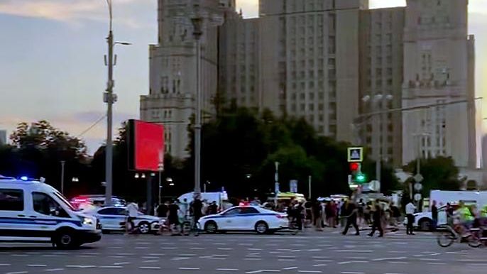 Автомобили экстренных служб в районе Кудринской площади, где произошел взрыв Автомобили экстренных служб в районе Кудринской площади, где произошел взрыв - РИА Новости, 1920, 01.08.2026