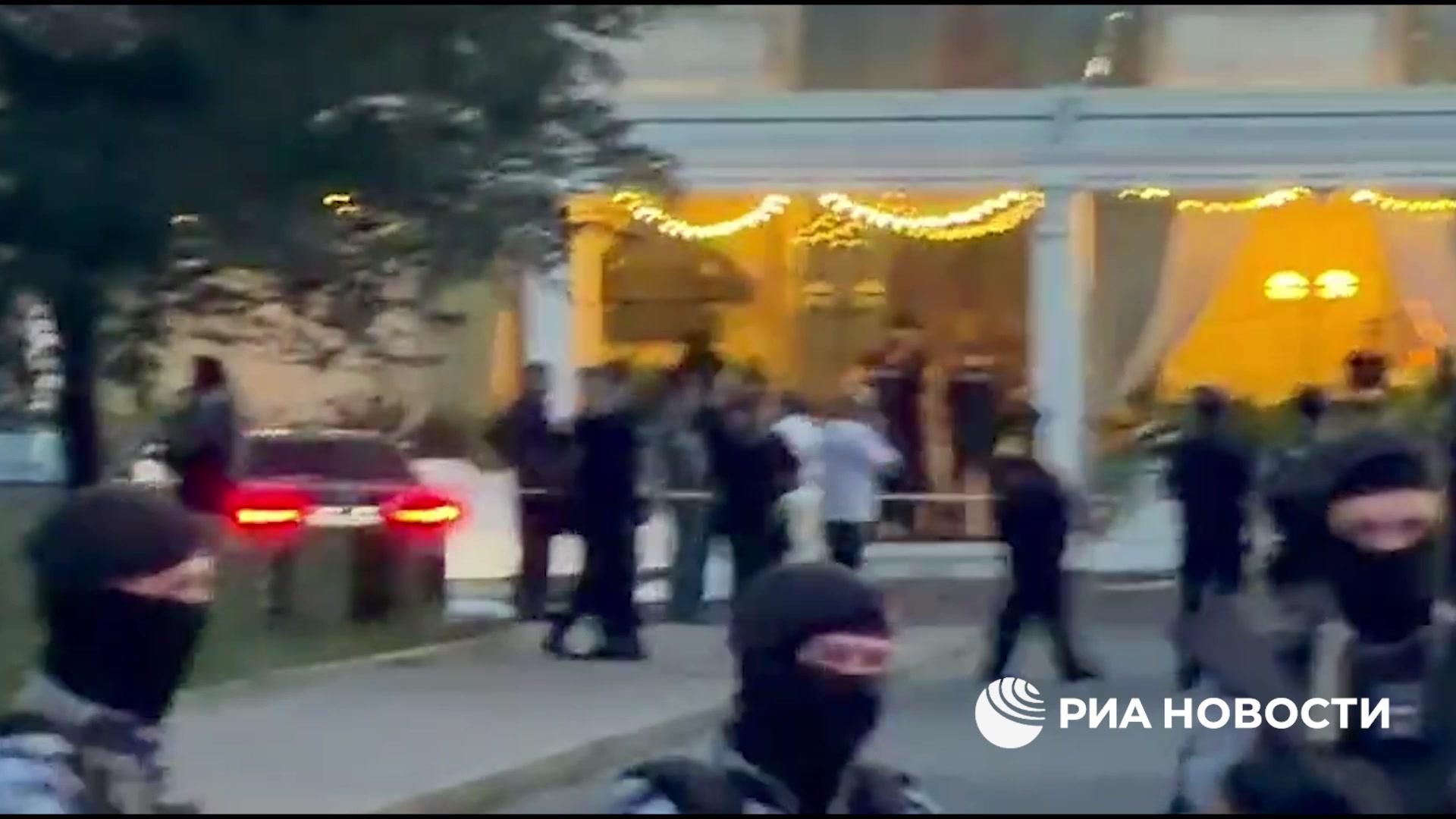 Оцепленное место входа в ресторан в Москве, где произошел взрыв Оцепленное место входа в ресторан в Москве, где произошел взрыв - РИА Новости, 1920, 01.08.2026