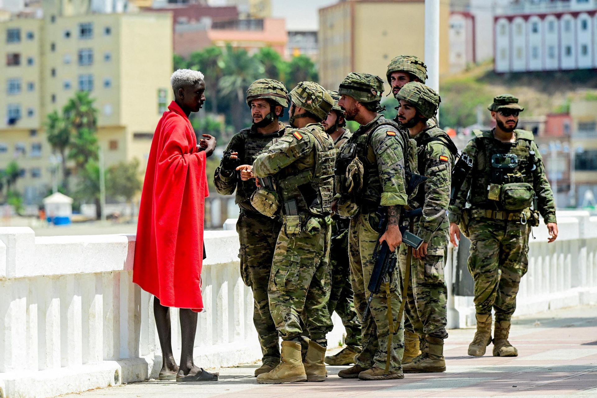 Испанские военнослужащие опрашивают мигранта в Сеуте после массового перехода границы Испанские военнослужащие опрашивают мигранта в Сеуте после массового перехода границы - РИА Новости, 1920, 05.08.2026