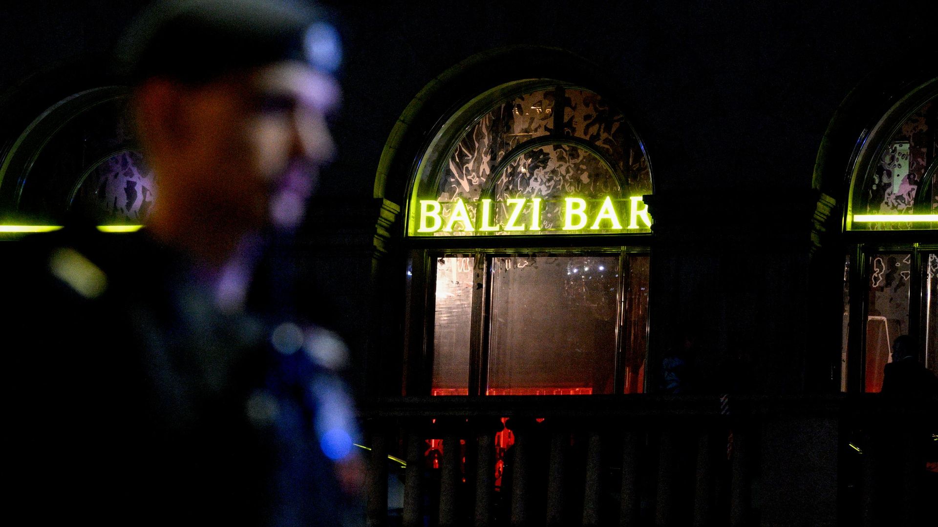 Полицейские дежурят неподалеку от места взрыва у ресторана Balzi Rossi на Кудринской площади в Москве. 1 августа 2026 Полицейские дежурят неподалеку от места взрыва у ресторана Balzi Rossi на Кудринской площади в Москве. 1 августа 2026 - РИА Новости, 1920, 01.08.2026