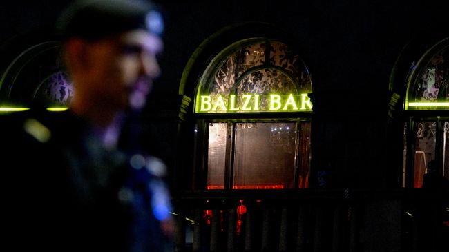 Полицейские дежурят неподалеку от места взрыва у ресторана Balzi Rossi на Кудринской площади в Москве. 1 августа 2026