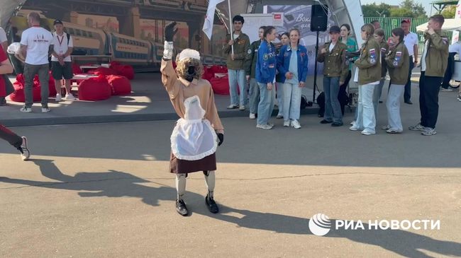 Танцующий робот-андроид на Дне железнодорожника 