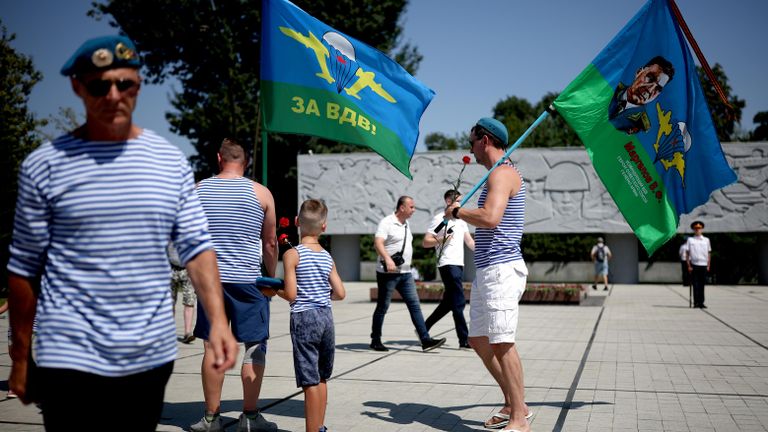 Празднование Дня Воздушно-десантных войск на площади Памяти Героев в Краснодаре Празднование Дня Воздушно-десантных войск на площади Памяти Героев в Краснодаре