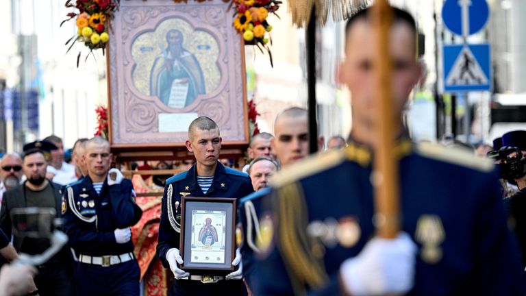 Участники Крестного хода из храма Пророка Божия Илии в Китай-городе до Лобного места на Красной площади в Москве Участники Крестного хода из храма Пророка Божия Илии в Китай-городе до Лобного места на Красной площади в Москве