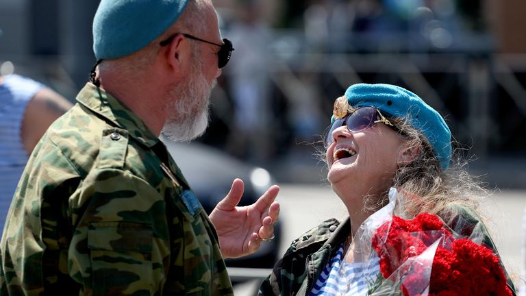 Празднование Дня Воздушно-десантных войск на площади Памяти Героев в Краснодаре Празднование Дня Воздушно-десантных войск на площади Памяти Героев в Краснодаре