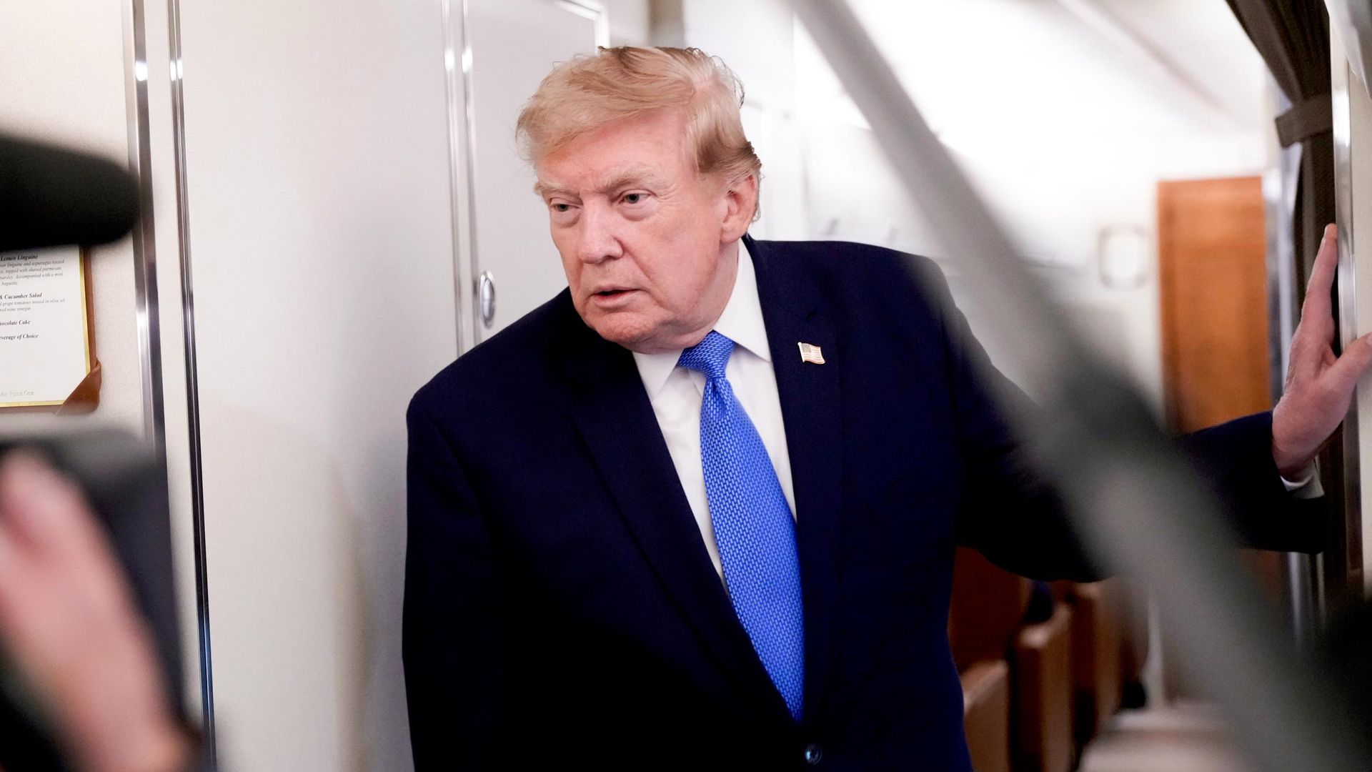 Президент США Дональд Трамп общается с журналистами на борту самолета Air Force One. 3 августа 2026 Президент США Дональд Трамп общается с журналистами на борту самолета Air Force One. 3 августа 2026 - РИА Новости, 1920, 03.08.2026