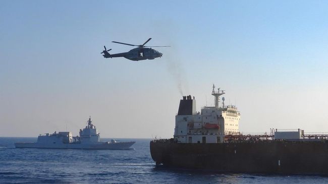ВМС Италии проверяют нефтяной танкер под флагом Камеруна