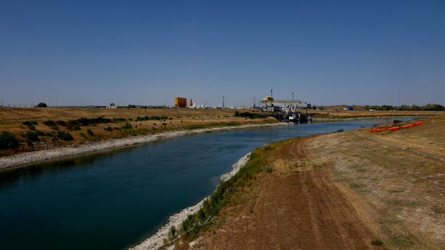Водозаборный канал реки Дунай на атомной электростанции Пакш в Венгрии