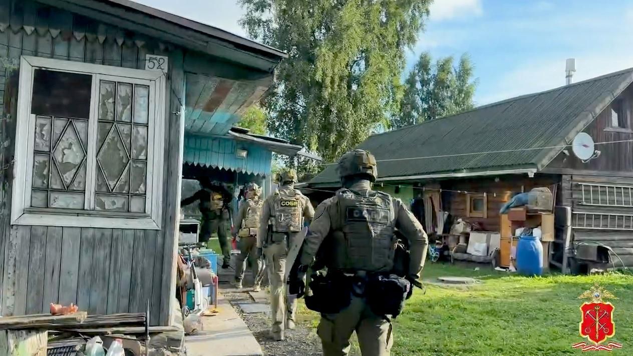 Задержание одного из нотариусов, намеревавшихся мошенническим путем завладеть в Санкт-Петербурге земельным участком за 180 миллионов рублей Задержание одного из нотариусов, намеревавшихся мошенническим путем завладеть в Санкт-Петербурге земельным участком за 180 миллионов рублей - РИА Новости, 1920, 03.08.2026