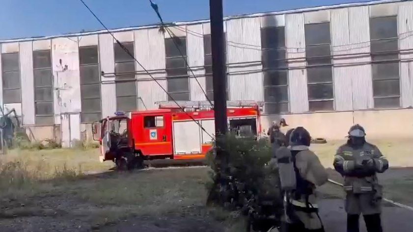 Ликвидация пожара на заводе во Владикавказе. 3 августа 2026 Ликвидация пожара на заводе во Владикавказе. 3 августа 2026 - РИА Новости, 1920, 03.08.2026