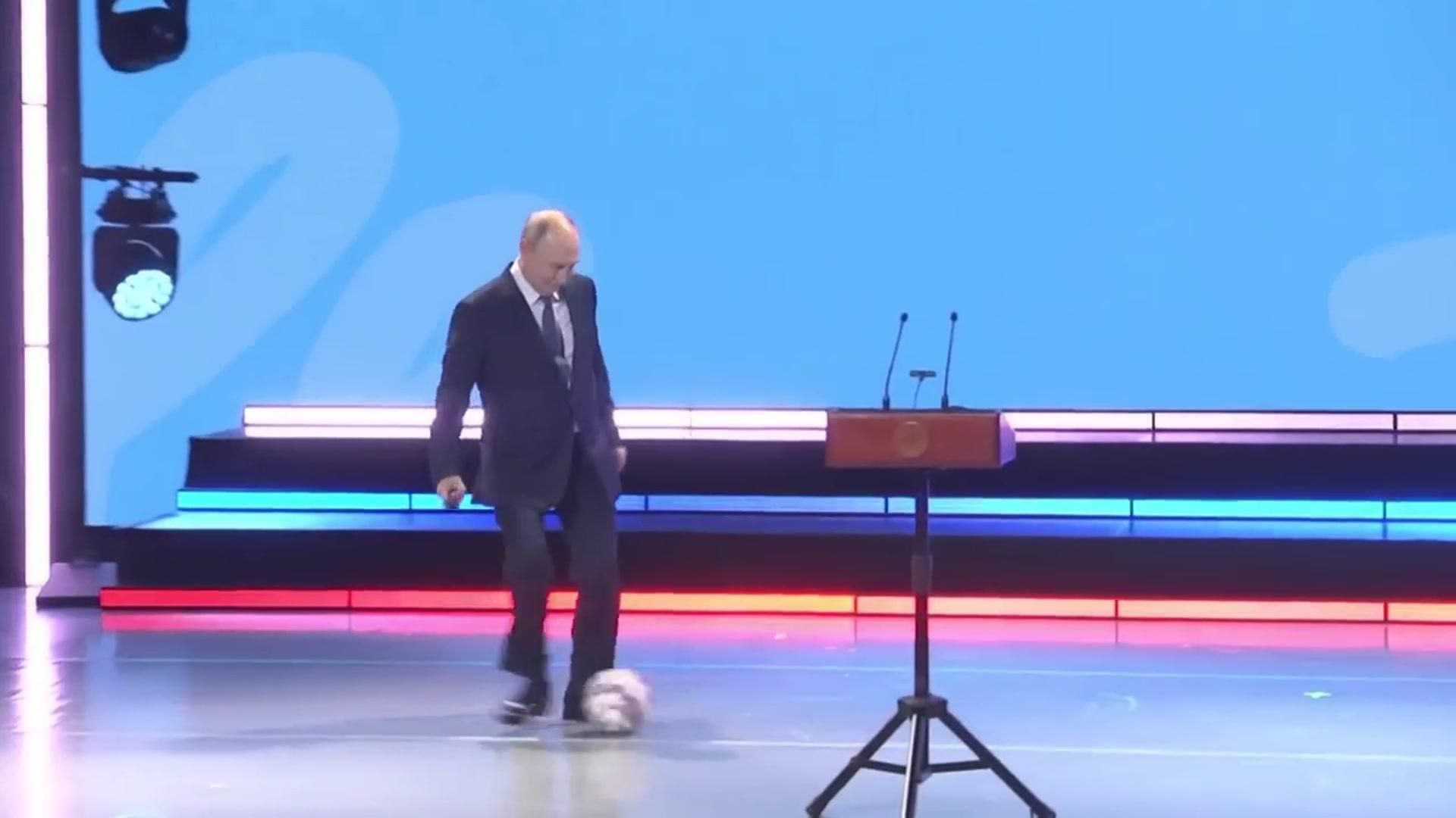 Путин сыграл в футбол с ведущим в финале Большой перемены - РИА Новости, 1920, 03.08.2026