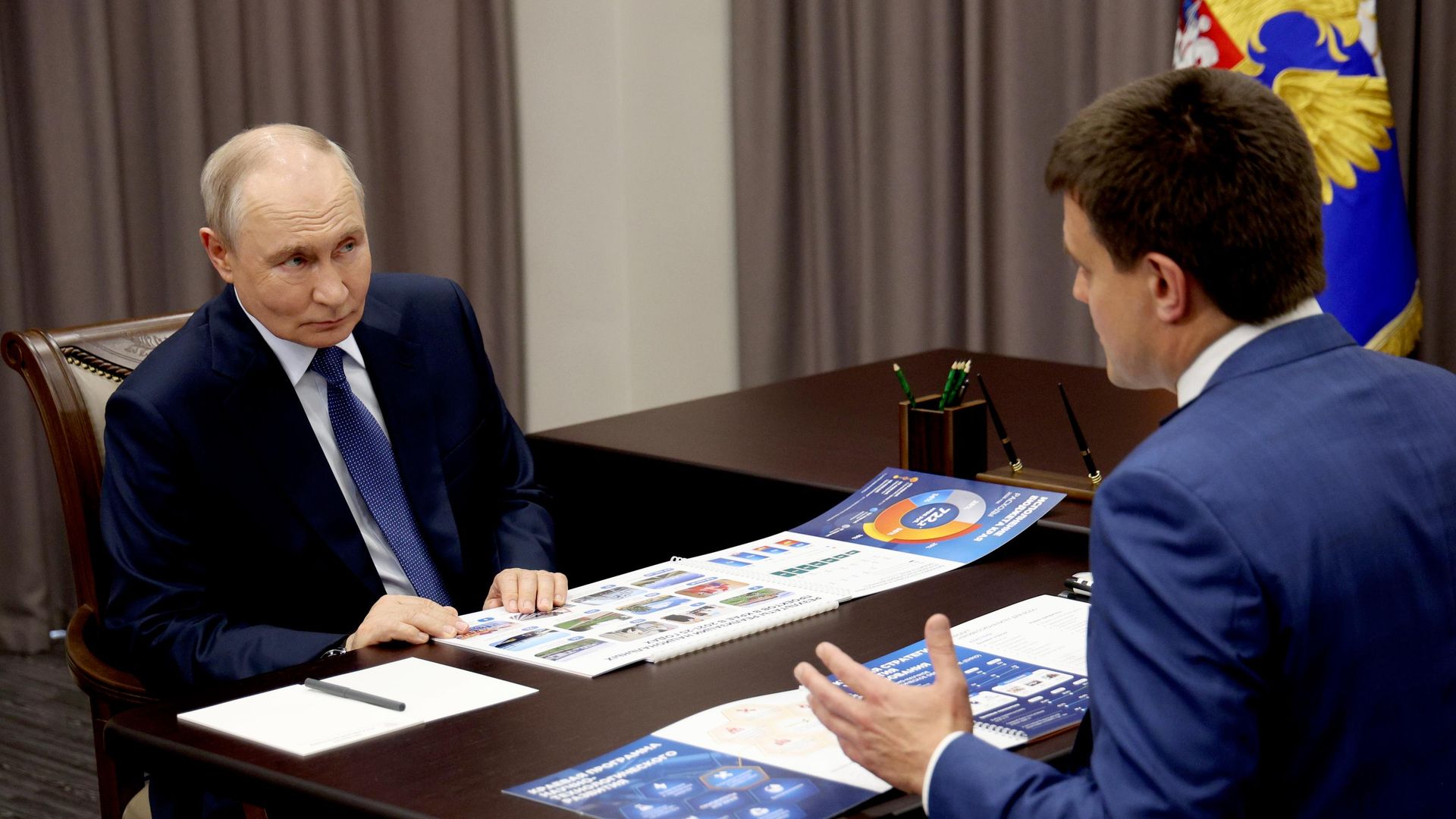 Президент РФ Владимир Путин во время встречи в Красноярске с губернатором Красноярского края Михаилом Котюковым Президент РФ Владимир Путин во время встречи в Красноярске с губернатором Красноярского края Михаилом Котюковым - РИА Новости, 1920, 03.08.2026