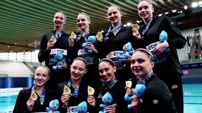 Российские синхронистки празднуют победу на Чемпионате Европы в Париже