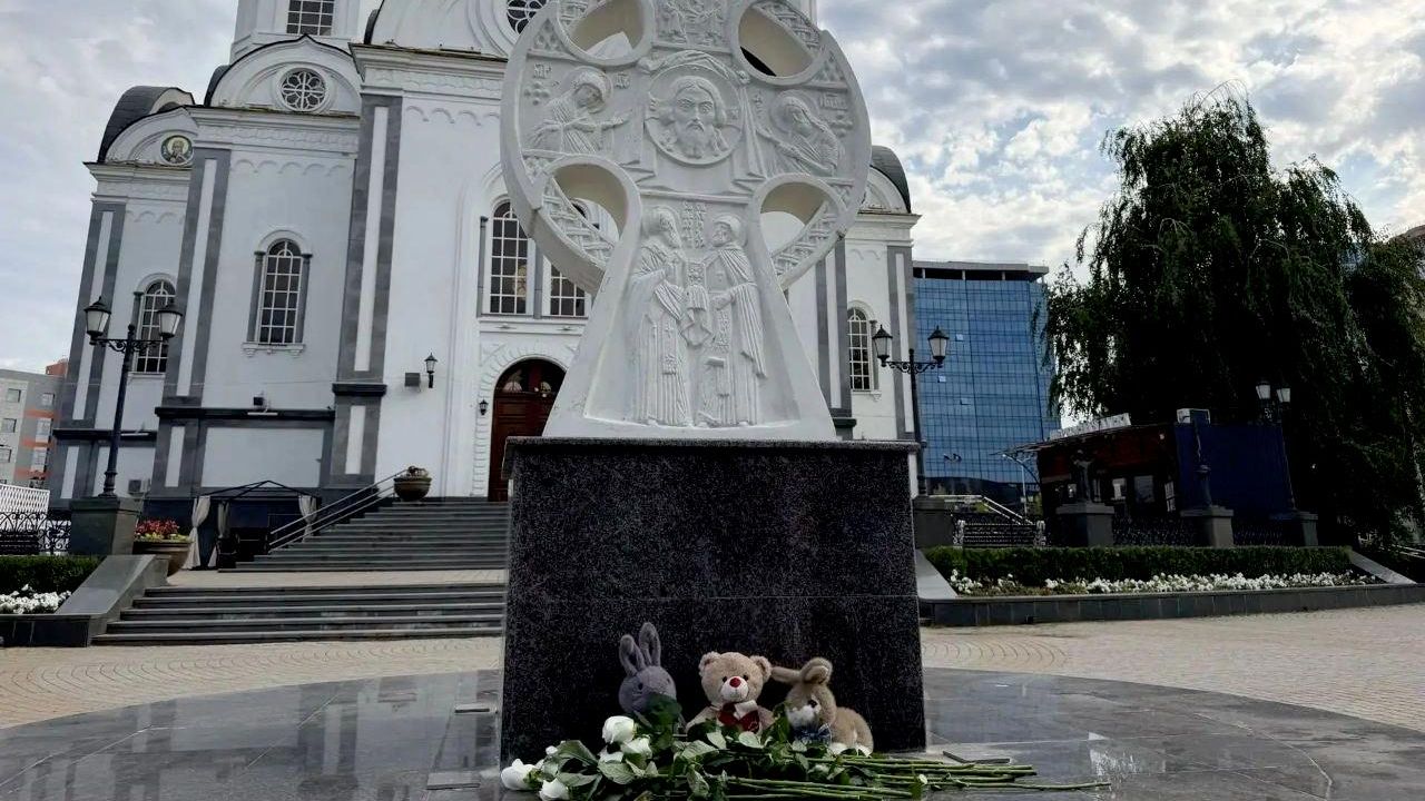 Стихийный мемориал в память о погибших в ходе атаки беспилотников ВСУ 3 августа на Кубань в Краснодаре - РИА Новости, 1920, 03.08.2026