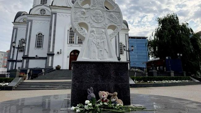 Стихийный мемориал в память о погибших в ходе атаки беспилотников ВСУ 3 августа на Кубань в Краснодаре
