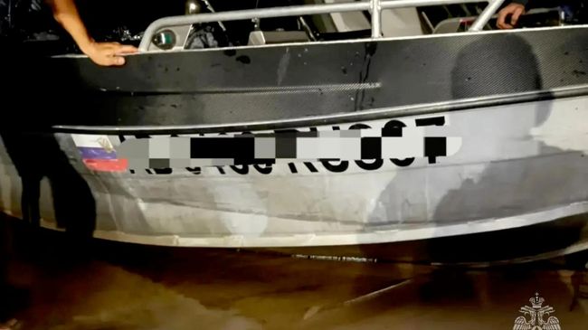 Одна из моторных лодок после столкновения на Волге под Иваново