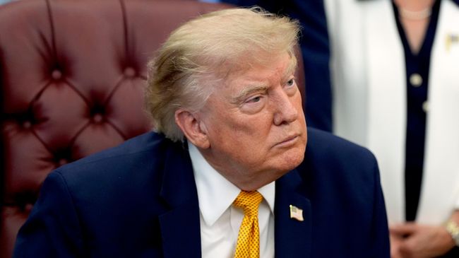 Президент Дональд Трамп выступает в Овальном кабинете Белого дома