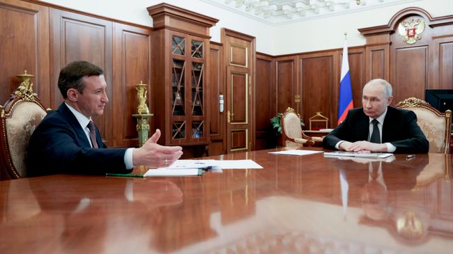 Президент РФ Владимир Путин и генеральный директор компании Алроса Павел Маринычев во время встречи