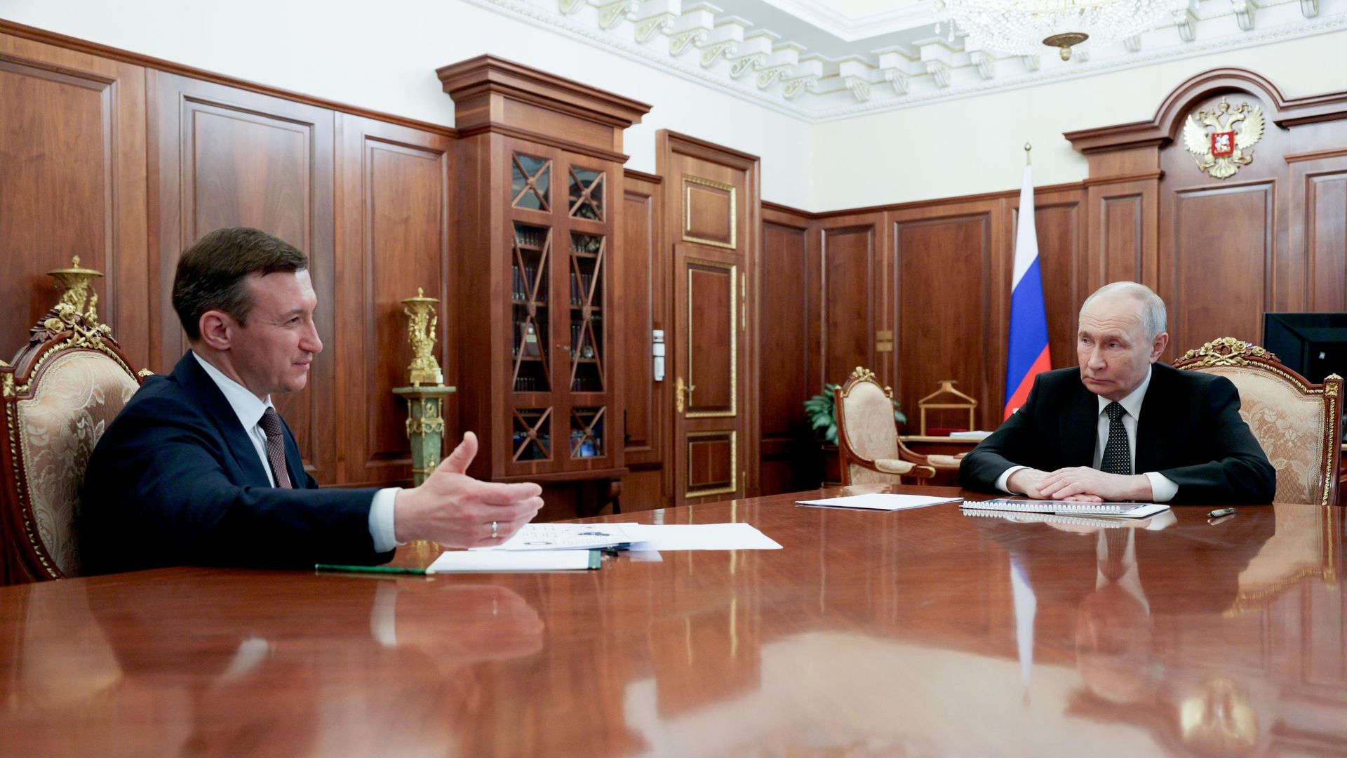 Президент РФ Владимир Путин и генеральный директор компании Алроса Павел Маринычев во время встречи - РИА Новости, 1920, 04.08.2026